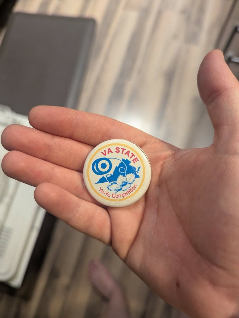 VA State Yo-Yo Competition enamel-style button, blue and red on cream